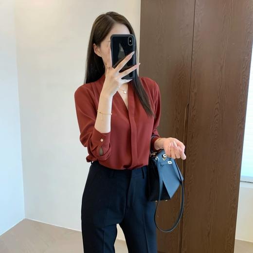 秋新法式气质垂坠丝滑V领暗门襟肩部重工捏褶长袖衬衫 商品图8