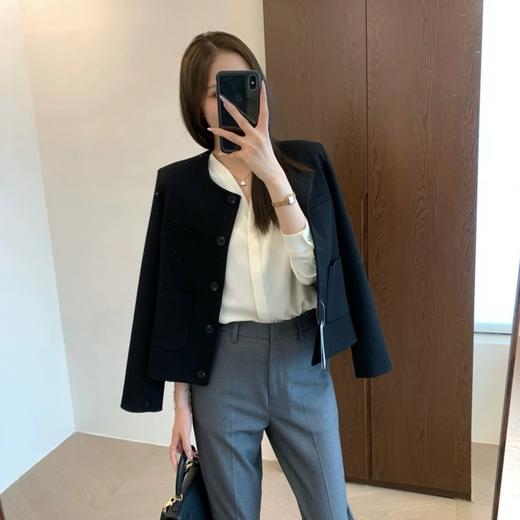 秋新法式气质垂坠丝滑V领暗门襟肩部重工捏褶长袖衬衫 商品图6