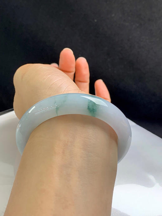 620713，57圈口，糯化飘花正圈平安镯，白底飘蓝花，水头好，细腻清爽 商品图5