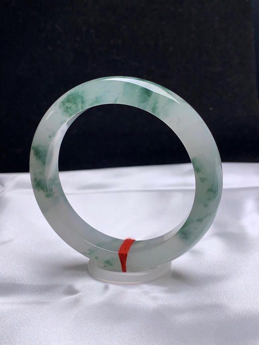 620711，55.3圈口，冰飘花正圈平安镯，老种，冰透起光，白底飘蓝花，条形秀气 商品图2