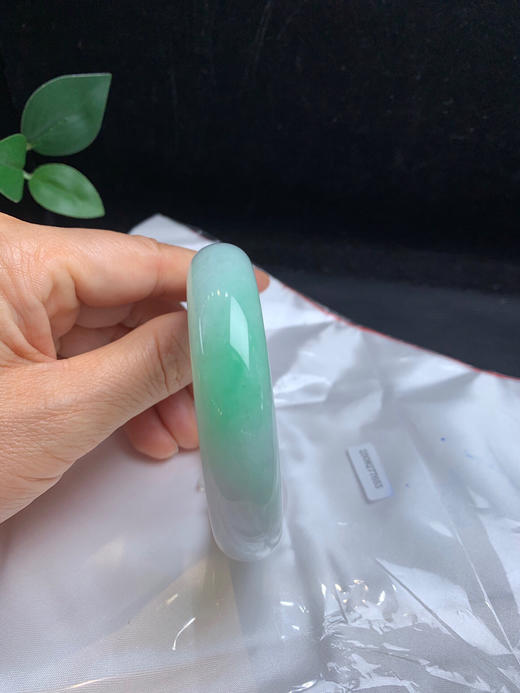 620695，58.5 飘绿正圈手镯，15.3-9.4mm 宽版条型 一节清新绿底，润润的 商品图5