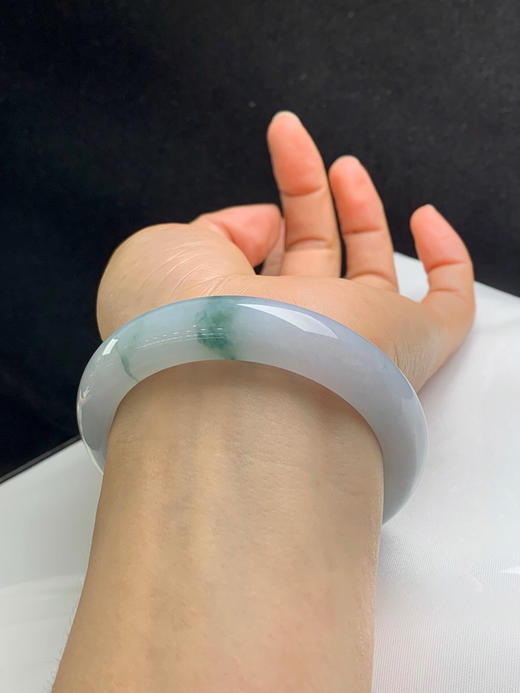 620713，57圈口，糯化飘花正圈平安镯，白底飘蓝花，水头好，细腻清爽 商品图6