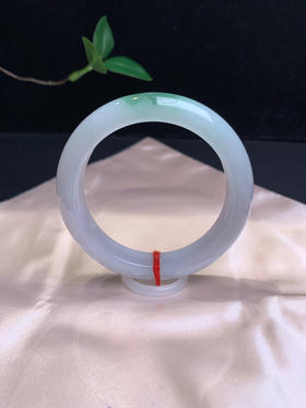 620693，56 飘绿淡春彩色正圈，12-10.3mm，清爽干净的底子、清新均匀