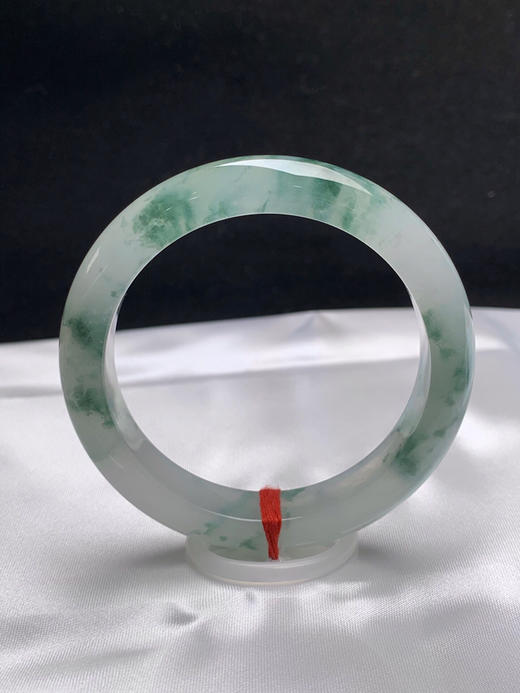 620711，55.3圈口，冰飘花正圈平安镯，老种，冰透起光，白底飘蓝花，条形秀气 商品图0