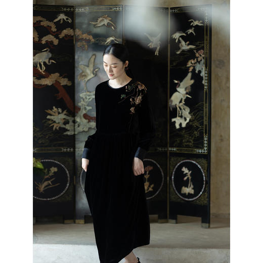 牧衣游原创 丝绒精工手绣连衣裙女新品宽松圆领复古文艺长裙 高绿 商品图3