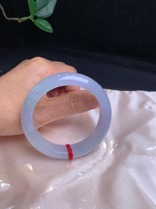 620717，56.3冰春彩手镯，13.3-9mm 条形很好 淡紫底飘清新绿。润润的 商品图3