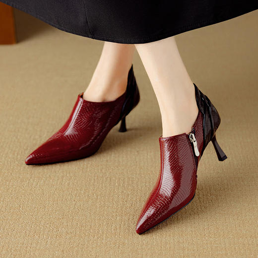 【预售5天】气质百搭秋季新款深口单鞋女尖头细跟真皮酒红色英伦风高跟鞋DB&M6560 商品图1