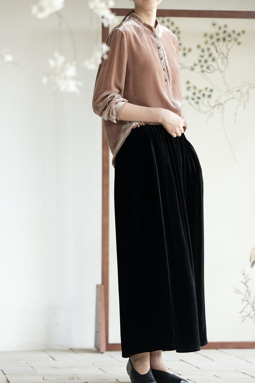 牧衣游原创 丝绒净色半身裙秋季新款显瘦黑色百搭宽松A字裙 酯禧 商品图5