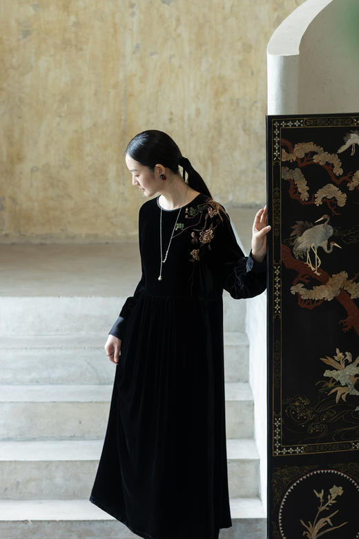 牧衣游原创 丝绒精工手绣连衣裙女新品宽松圆领复古文艺长裙 高绿 商品图5