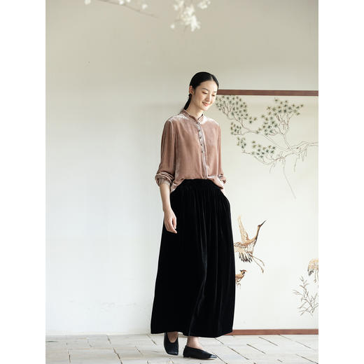牧衣游原创 丝绒净色半身裙秋季新款显瘦黑色百搭宽松A字裙 酯禧 商品图1