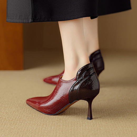【预售5天】气质百搭秋季新款深口单鞋女尖头细跟真皮酒红色英伦风高跟鞋DB&M6560 商品图3