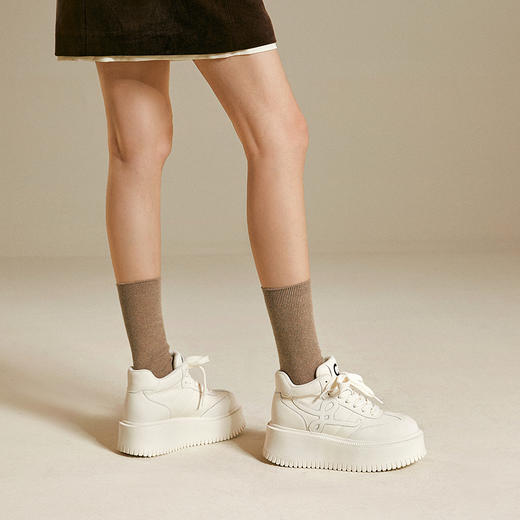 千百度厚底板鞋女款加绒高帮鞋小白鞋增高运动休闲鞋A25687095 商品图4