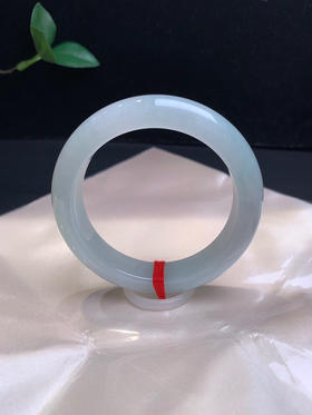 620720，56.8 带底色手镯，12.6-9.5mm，底妆均匀，上手温婉大方