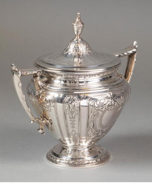 独角鹿西洋古董1900年代美国T. Kirkpatrick & Co工坊签名出品洛可可风格繁花卷叶主题纯银精雕茶具套件 商品图4