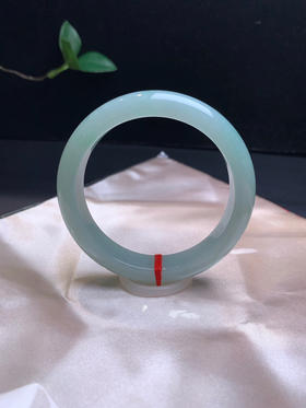620721，59.1 淡绿底正圈手镯，12.8-9.2mm，浅果绿正圈，清新秀气 干净完美