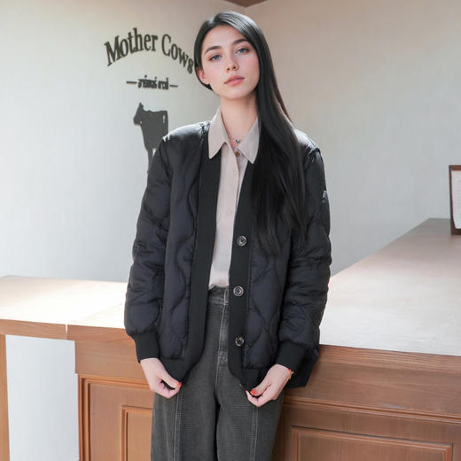 谜底短款羽绒服女士2025秋冬新款极简百搭宽松V领鸭绒服257MY8801 商品图0