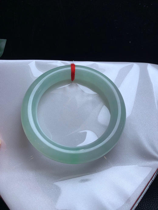 620726，56.3飘绿圆条手镯。12.5mm，条形好，整条带浅绿底，干净清爽，完美的 商品图3
