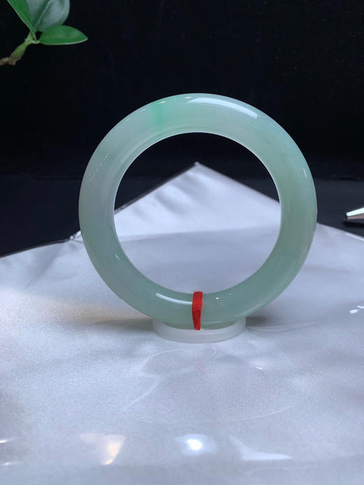 620726，56.3飘绿圆条手镯。12.5mm，条形好，整条带浅绿底，干净清爽，完美的 商品图1