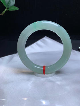 620726，56.3飘绿圆条手镯。12.5mm，条形好，整条带浅绿底，干净清爽，完美的