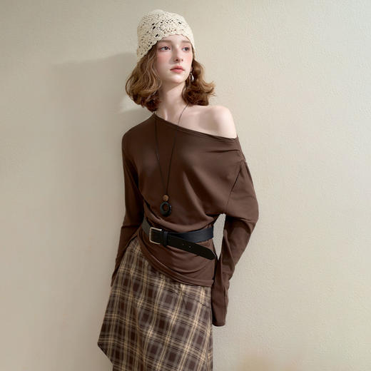 西遇韩系气质斜肩长袖T恤女秋季设计感抽褶收腰显瘦纯色上衣H0055147 商品图4