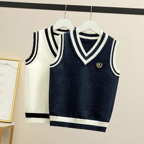 【儿童服饰丨尔林儿童秋季新款针织马甲】面料柔软透气不扎肤，经典V领设计，贴合颈部曲线，拉长颈部线条美，款式简约百搭，适合多种场景穿搭