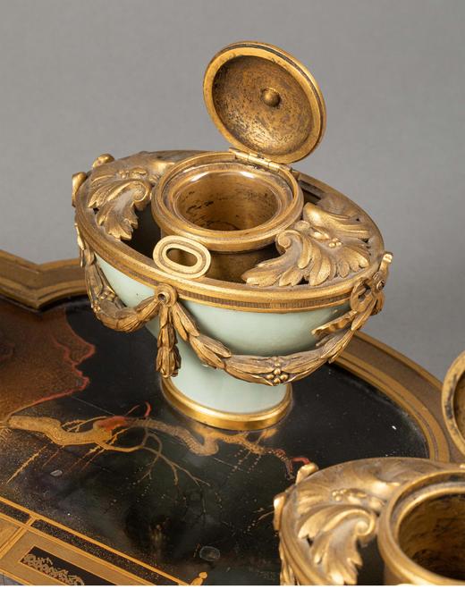 独角鹿西洋古董1880年代法国出品东方主义风格奇石枯木主题金漆莳绘面板装饰苕莨卷叶纹铜鎏金精雕嵌青瓷墨水台 商品图3