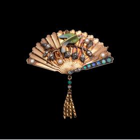 【已售】独角鹿西洋古董英国出品黄金纯银装饰珐琅彩绘飞鸟主题精雕镶嵌欧泊石珍珠及钻石折扇造型胸针