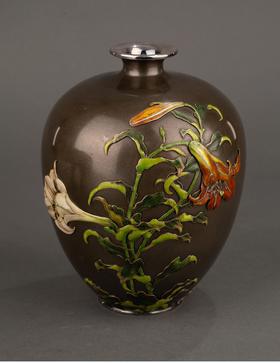 独角鹿西洋古董日本明治时期工匠高崎光一签名创作出品百合花主题镀银精雕装饰珐琅彩绘赤铜花瓶