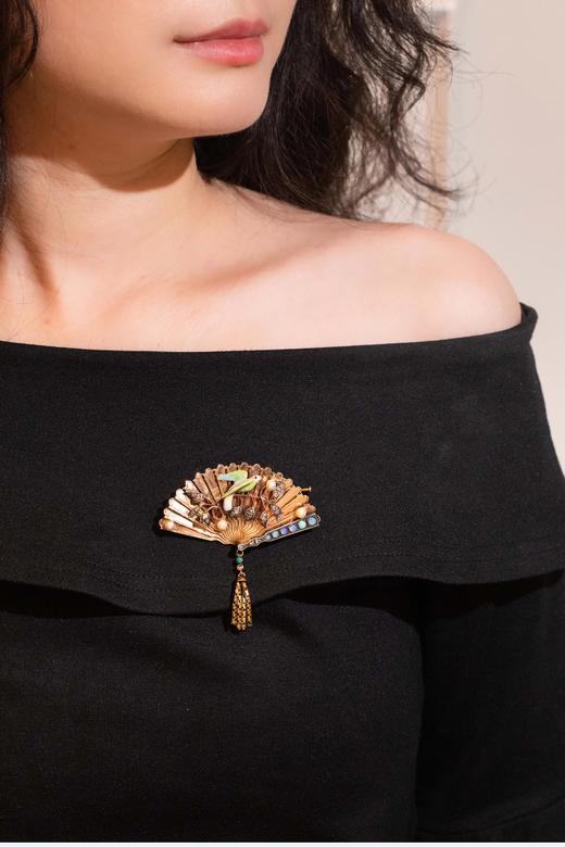 【已售】独角鹿西洋古董英国出品黄金纯银装饰珐琅彩绘飞鸟主题精雕镶嵌欧泊石珍珠及钻石折扇造型胸针 商品图1