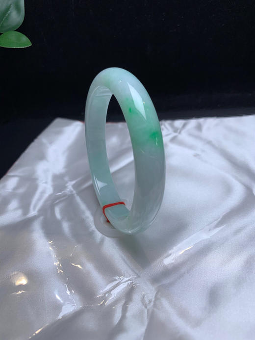 620725，62飘绿正圈手镯，11.8-8.2mm 很秀气清爽的一条。条形不粗，干干净净 商品图5