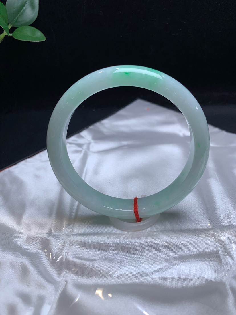 620725，62飘绿正圈手镯，11.8-8.2mm 很秀气清爽的一条。条形不粗，干干净净