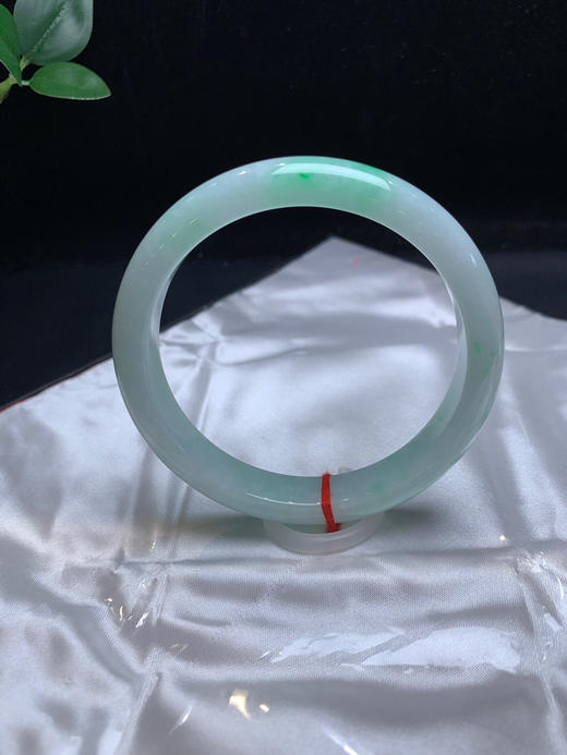 620725，62飘绿正圈手镯，11.8-8.2mm 很秀气清爽的一条。条形不粗，干干净净 商品图0