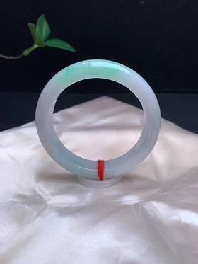 620724，54.5 飘绿正圈手镯，11.8-9.2mm，飘绿手镯，春风十里不如腕间一抹绿。职场戴显清新，聚会戴显活泼，越戴越润越透亮，细腻完美