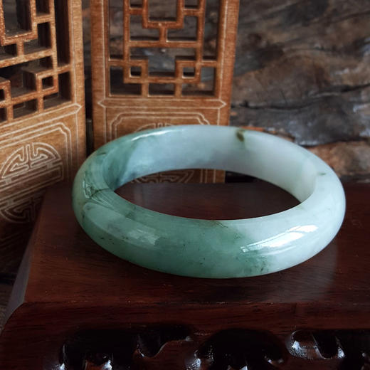 【天然正品】A货翡翠天然细腻正桩糯种半山半水飘花56号翡翠手镯青白含绿 女士 280325AH23 现售价：1680 商品图4