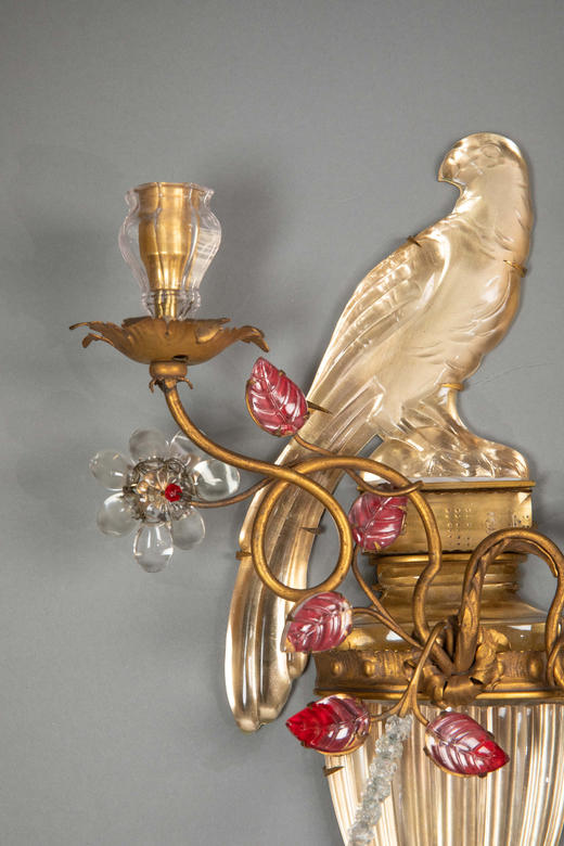 独角鹿西洋古董20世纪法国著名灯具工坊Maison Baguès出品鹦鹉与叶蔓主题铜鎏金精雕装饰多色水晶壁挂烛台/壁灯一对 商品图2