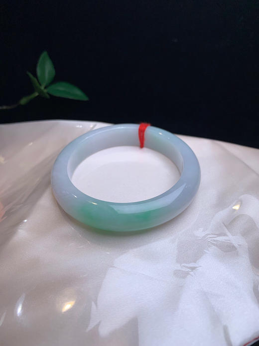 620724，54.5 飘绿正圈手镯，11.8-9.2mm，飘绿手镯，春风十里不如腕间一抹绿。职场戴显清新，聚会戴显活泼，越戴越润越透亮，细腻完美 商品图4