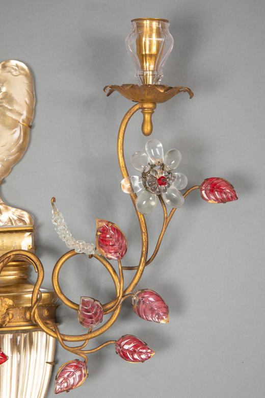 独角鹿西洋古董20世纪法国著名灯具工坊Maison Baguès出品鹦鹉与叶蔓主题铜鎏金精雕装饰多色水晶壁挂烛台/壁灯一对 商品图4