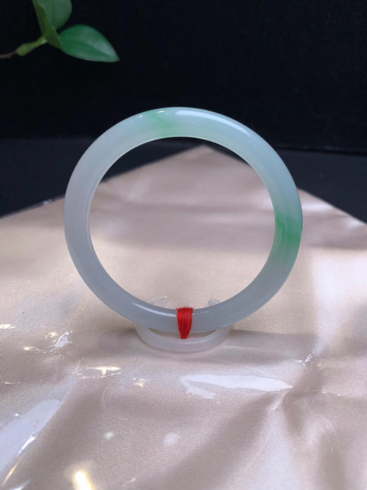 620722，53.8飘绿细圆条手镯，6.7mm 冰润干净 飘一截清新绿，秀气清新，上手气质很赞 商品图1