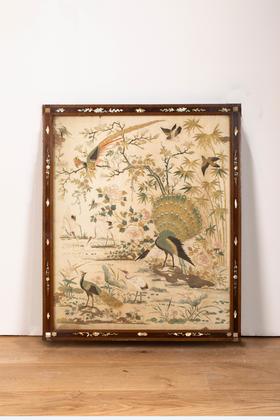 【已售】独角鹿西洋古董中国清代出品卷叶纹螺钿镶嵌木框装饰「屏开富贵」主题粤绣挂屏