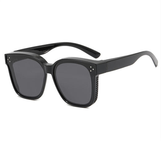 【近视党福音🔥】近视眼镜套镜 太阳眼镜 男女款潮偏光防紫外线遮阳时尚墨镜，开车必备潮酷墨镜！直接套用，防紫外线又时尚，轻松遮阳更安全 商品图4