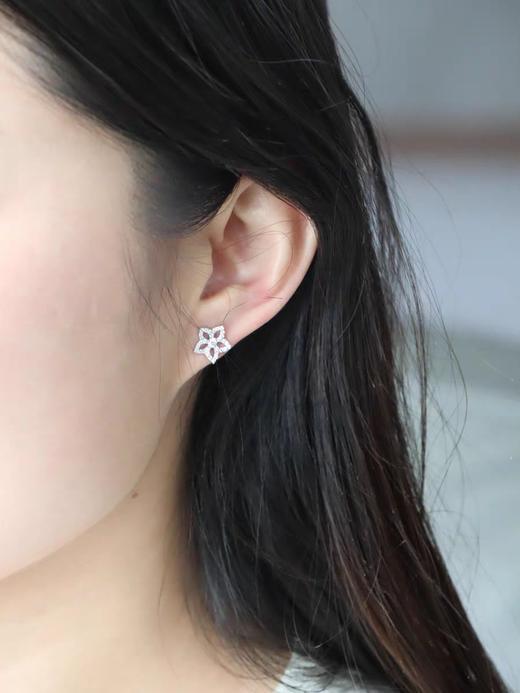 当阳光穿过APM镂空花朵耳钉，便在耳畔织就了一场流动的浪漫。 商品图1