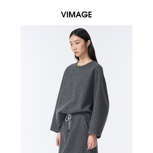 VIMAGE纬漫纪灰色运动休闲设计感卫衣上衣V2413112 商品图1