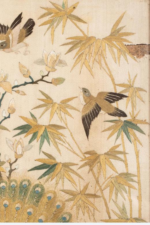 【已售】独角鹿西洋古董中国清代出品卷叶纹螺钿镶嵌木框装饰「屏开富贵」主题粤绣挂屏 商品图4