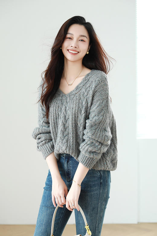 火桐hooton 冬日恋歌 羊绒蚕丝珠片V领套头衫8585 商品图7