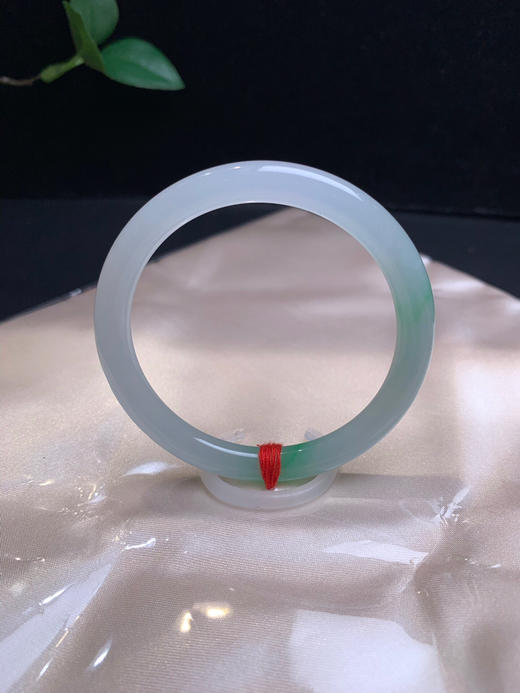 620722，53.8飘绿细圆条手镯，6.7mm 冰润干净 飘一截清新绿，秀气清新，上手气质很赞 商品图3