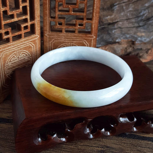 【天然正品】A货翡翠 天然细腻无纹裂糯种紫罗兰飘黄58号翡翠手镯 女士 280325AH39 现售价：1880 商品图3