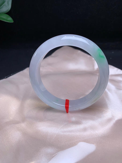 620727，51.5飘绿正圈手镯。12-7.8mm 飘一抹清新绿、底妆均匀，局部飘一些特色黄翡，完美 商品图1