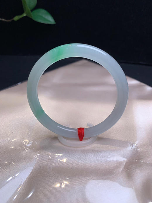 620722，53.8飘绿细圆条手镯，6.7mm 冰润干净 飘一截清新绿，秀气清新，上手气质很赞 商品图4