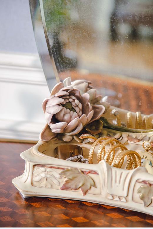 独角鹿西洋古董捷克Royal Dux瓷窑出品新艺术风格「抱花少女」主题陶瓷雕塑梳妆座镜 商品图4