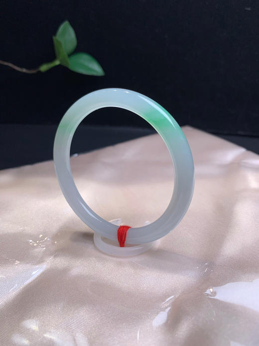 620722，53.8飘绿细圆条手镯，6.7mm 冰润干净 飘一截清新绿，秀气清新，上手气质很赞 商品图5